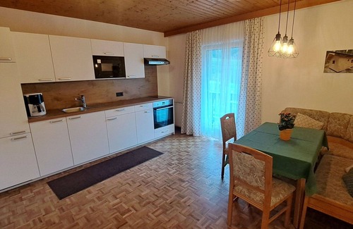 Oberwang Villa | Precioso apartamento en villa para 5 personas con WIFI, TV y balcón