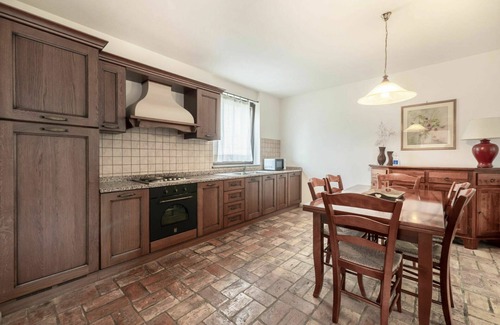 Povoletto Casa | Bonito apartamento en villa para 4 personas con A/C, piscina, WIFI, TV, terraza y mascotas permitida