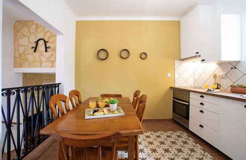 Mem Moniz Casa | Hermoso apartamento en villa para 4 personas con WIFI, piscina, A/C, TV y patio