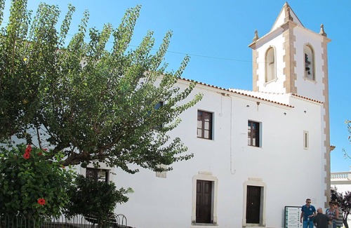 Mem Moniz Casa | Hermoso apartamento en villa para 4 personas con WIFI, piscina, A/C, TV y patio