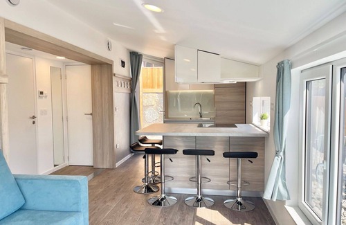 Imst Casa | Acogedor apartamento en villa para 5 personas con A/C, TV, terraza y mascotas permitida