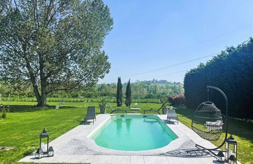 Castell'Alfero Apartamento | Hermoso apartamento para 4 personas con WIFI, piscina, TV, patio y mascotas permitida
