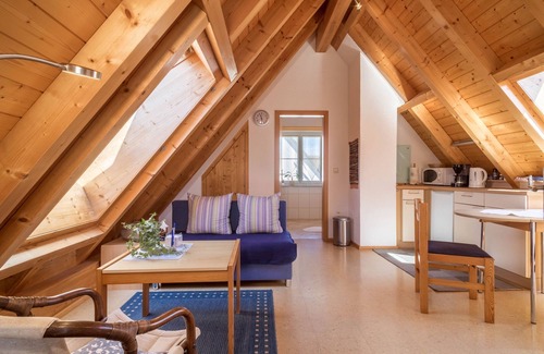 Eriskirch Apartamento | Acogedor apartamento abuhardillado "Haus Sonnenschein" con Wi-Fi, terraza y jardín