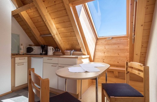 Eriskirch Apartamento | Acogedor apartamento abuhardillado "Haus Sonnenschein" con Wi-Fi, terraza y jardín