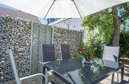 Eriskirch Apartamento | Acogedor apartamento abuhardillado "Haus Sonnenschein" con Wi-Fi, terraza y jardín