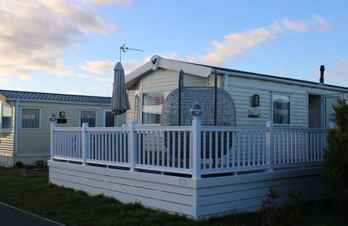Layer Marney Casa | Cosy beachfront getaway in West Mersea- fishing, golf & swimming pool onsite