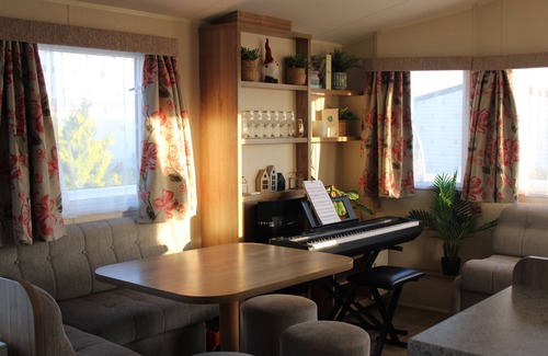 Layer Marney Casa | Cosy beachfront getaway in West Mersea- fishing, golf & swimming pool onsite