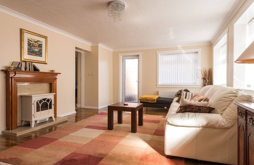 Bonnybridge Casa | Cosy & Bright Budget Stay | Semi-Detached Housenn