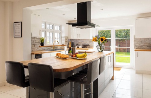 Saltford Casa | Cosy but big House with hot tub and sauna.