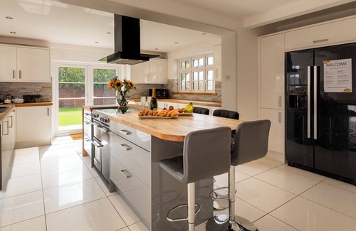 Saltford Casa | Cosy but big House with hot tub and sauna.