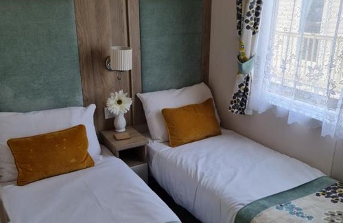 Chapel Saint Leonards Otro | Cosy caravans Meadow lake Golden Palm Resort