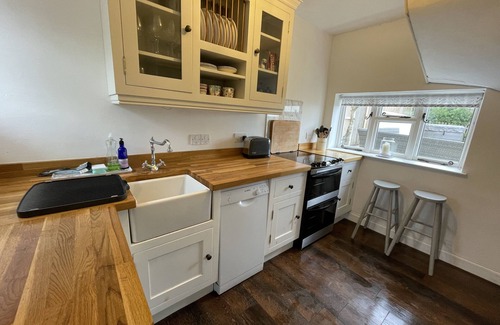 West Mersea Casa | Cosy Coastal 2-Bedroom Cottage with Hot Tub & Log Burner