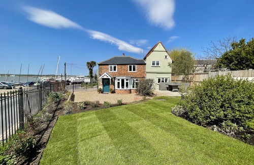 West Mersea Casa | Cosy Coastal 2-Bedroom Cottage with Hot Tub & Log Burner
