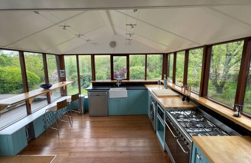 New Moat Cabaña | Cosy Cottage in Wild Countryside by Llys-y-Fran