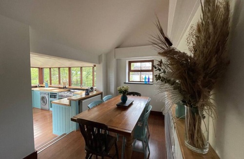 New Moat Cabaña | Cosy Cottage in Wild Countryside by Llys-y-Fran