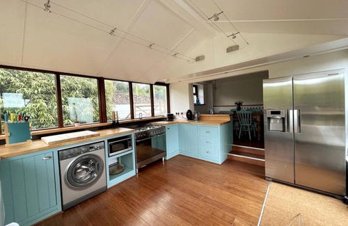 New Moat Cabaña | Cosy Cottage in Wild Countryside by Llys-y-Fran