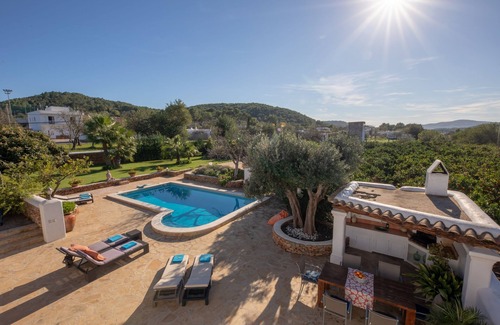 Sant Carles de Peralta Villa | Acogedora finca con piscina, pista de pádel y campo de fútbol - Can Gat Ibiza