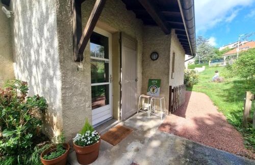 Saint-Galmier Casa | Cosy gîte avec terrasse et jardin à Saint-Galmier - FR-1-496-293