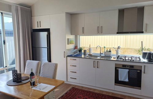Burns Beach Apartamento | Cosy granny flat only 2 minute walk to beach with off street parking