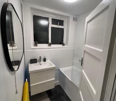 Kidbrooke with Hornfair Casa | Cosy Hideaway Sleeps 4 w Free Parking