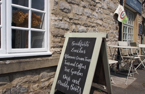 Ashford-in-the-Water Cabaña | Cosy historic cottage in beautiful village with shop, café, 2 pubs.
