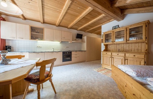 San Leonardo in Passiria Apartamento | Acogedor apartamento vacacional "Haus Hubertus - FeWo 5" con Wi-Fi