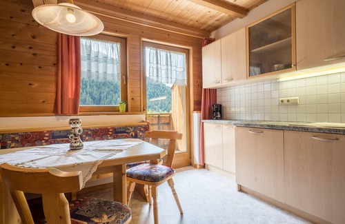 San Leonardo in Passiria Apartamento | Acogedor apartamento vacacional "Haus Hubertus - FeWo 5" con Wi-Fi
