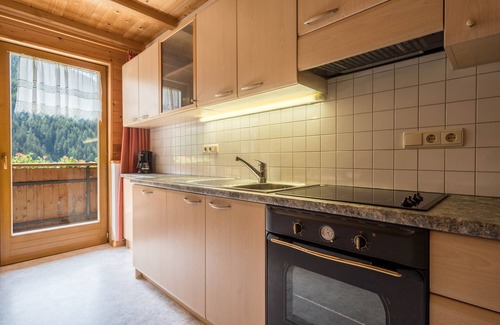 San Leonardo in Passiria Apartamento | Acogedor apartamento vacacional "Haus Hubertus - FeWo 5" con Wi-Fi