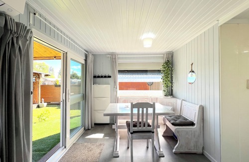 Geel Chalet De Esquí | Cosy holiday home by the water