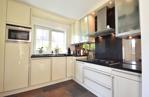 Oude-Tonge Casa | Cosy holiday home with large garden