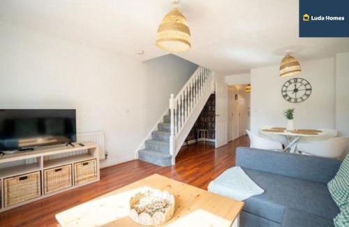 Slough Apartamento | Cosy Home, Heathrow and Windsor Castle, Sleeps 6