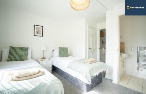 Slough Apartamento | Cosy Home, Heathrow and Windsor Castle, Sleeps 6