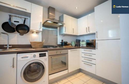 Slough Apartamento | Cosy Home, Heathrow and Windsor Castle, Sleeps 6