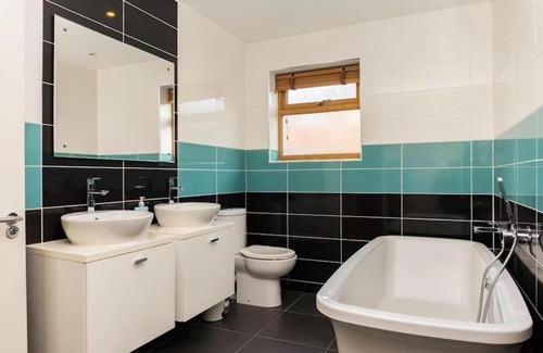 Gloucester Casa | Cosy Home in Gloucester-4 Bedrooms-Sleeps 10-Parking for 4 Cars