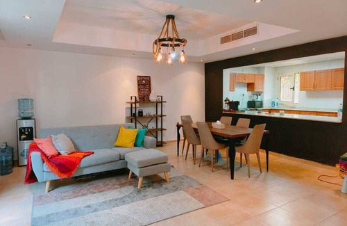Al Hamra Village Casa | Cosy Home walking distance to the mall, cinema, bars and much more