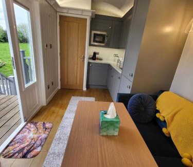 Tenbury Wells Casa | Cosy Hut Immersed in Nature with Private Hot Tub