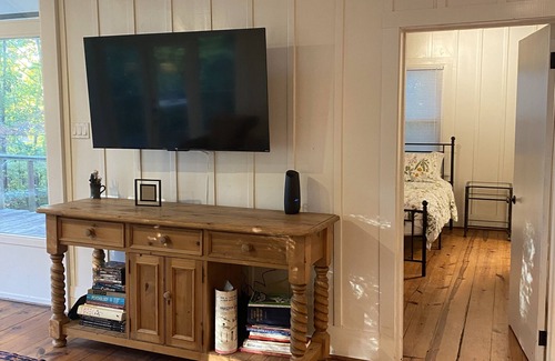 Chapel Hill Cabaña | Cosy In Town Cottage in the Forest