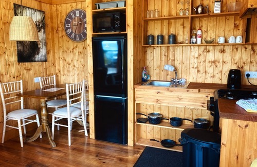 Enniskillen Cabina | Cosy lakeside lodge, ensuite bedrooms, pet-friendly, opt spa. Belleek Fermanagh