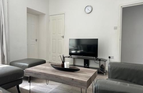 Briton Ferry Casa | Cosy modern 4 bedroom home with backyard