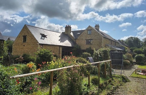 Faringdon Casa | Cosy Oak Beam Barn - edge of Cotswolds & Oxford