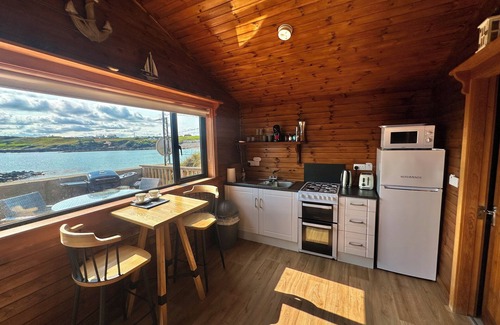 Malin Cabina | Cosy Portmor Log Cabin - Waterfront & Pet Friendly