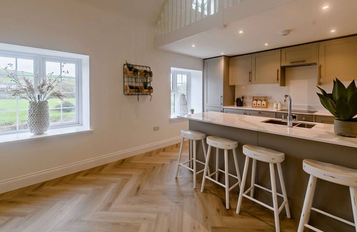 Westleigh Cabaña | Cosy River Front Property -Swedish hot tub, bike and fish on the land!