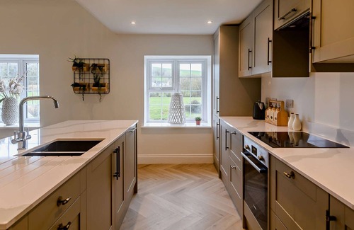 Westleigh Cabaña | Cosy River Front Property -Swedish hot tub, bike and fish on the land!