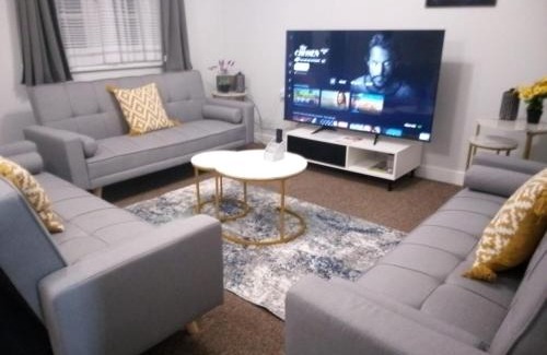Cradley Casa | Cosy & Spacious 4 Bedroom House with Free Parking in Birmingham