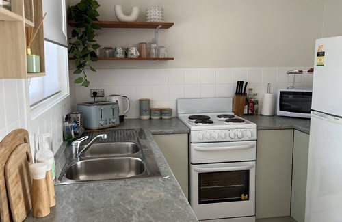Aldinga Beach Cabaña | Cosy Stirling cottage walking distance to the beach,