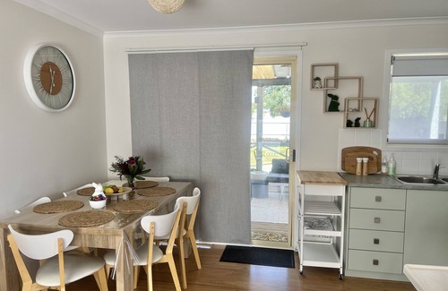Aldinga Beach Cabaña | Cosy Stirling cottage walking distance to the beach,