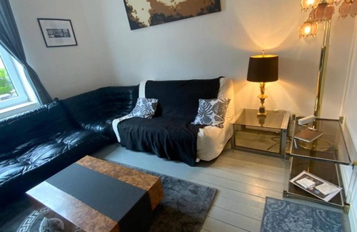 Helmet Apartamento | Cosy Studio in Quiet Neighbourhood