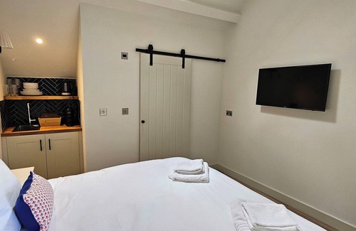 New Forest District Cabina | Cosy, stylish suite by the river, nestled on the edge of the New Forest.