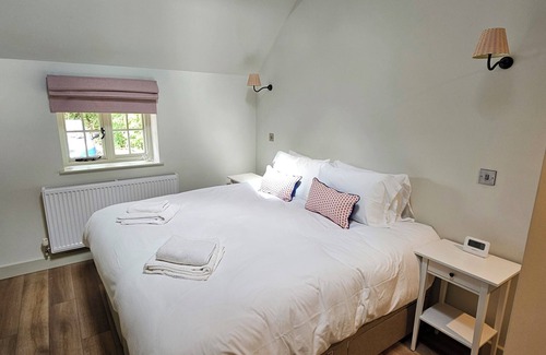 New Forest District Cabina | Cosy, stylish suite by the river, nestled on the edge of the New Forest.