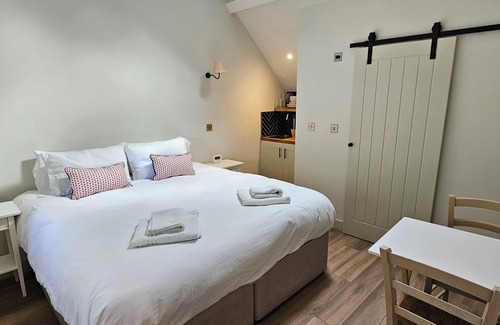 New Forest District Cabina | Cosy, stylish suite by the river, nestled on the edge of the New Forest.